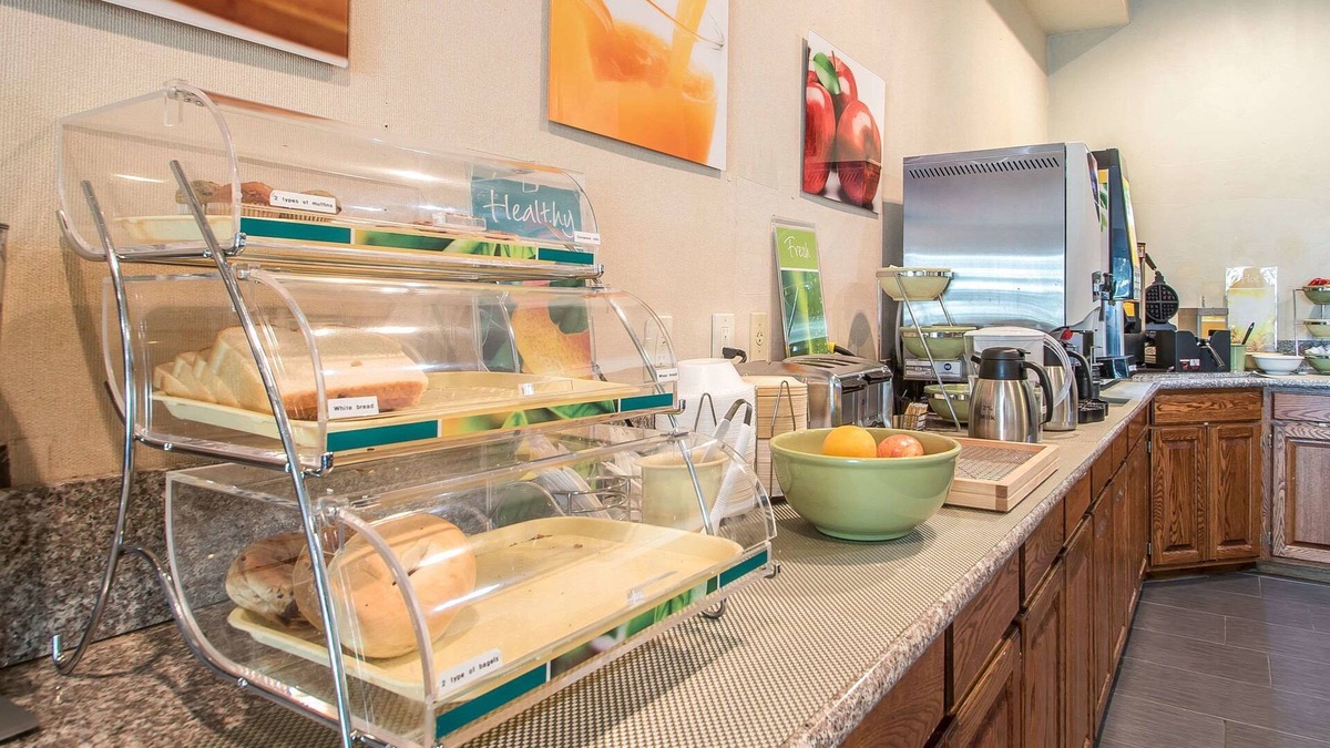 East Troy Hotel | Quality Inn & Suites East Troy I-43