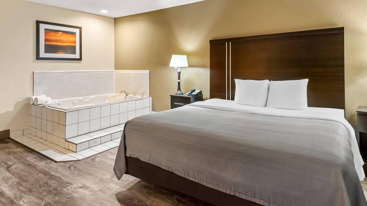 Granbury Hotel | Quality Inn & Suites - Granbury