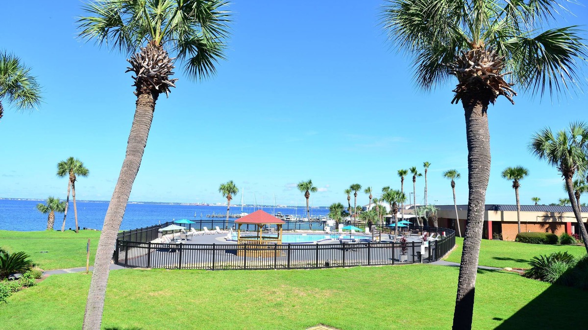 Pensacola Hotel | Quality Inn & Suites Gulf Breeze Bayside near Pensacola Beach