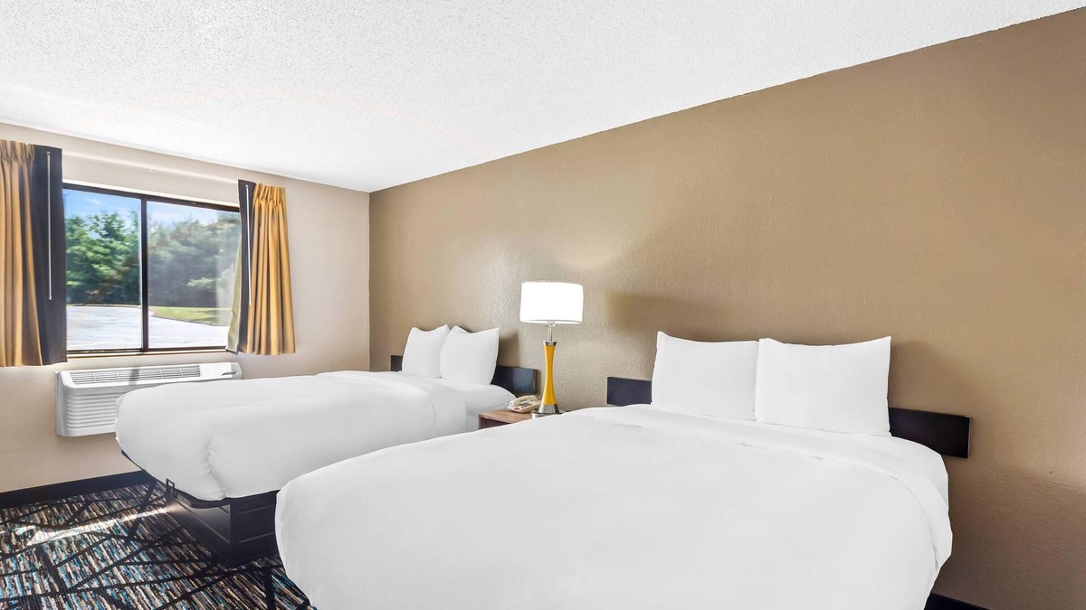 Howe Hotel | Quality Inn & Suites Howe - Sturgis