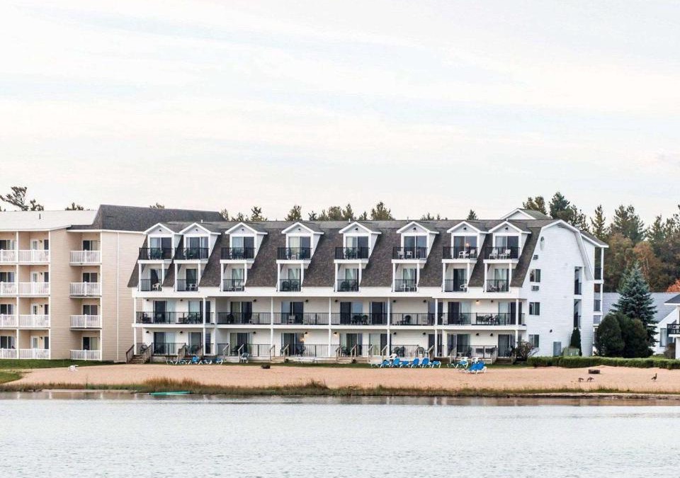 Mackinaw City Hotel | Quality Inn & Suites Mackinaw City Beachfront