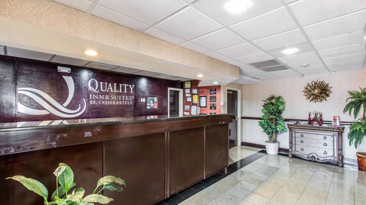 Ellendale Hotel | Quality Inn & Suites Memphis East