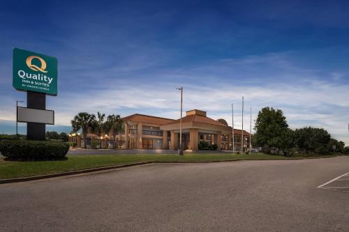 Warner Robins Hotel | Quality Inn & Suites near Robins Air Force Base