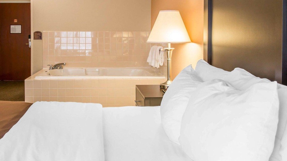 Niles Hotel | Quality Inn & Suites Niles