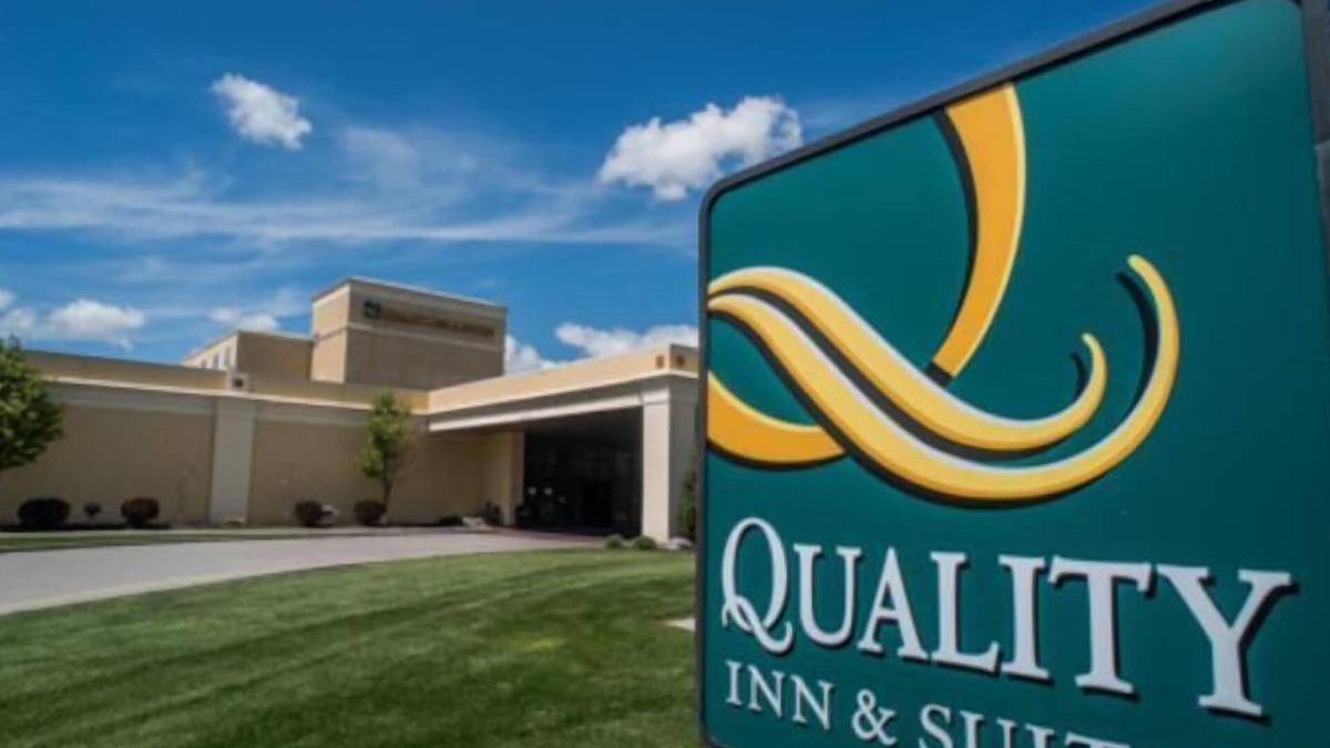 Batavia Hotel | Quality Inn & Suites Palm Island Indoor Waterpark