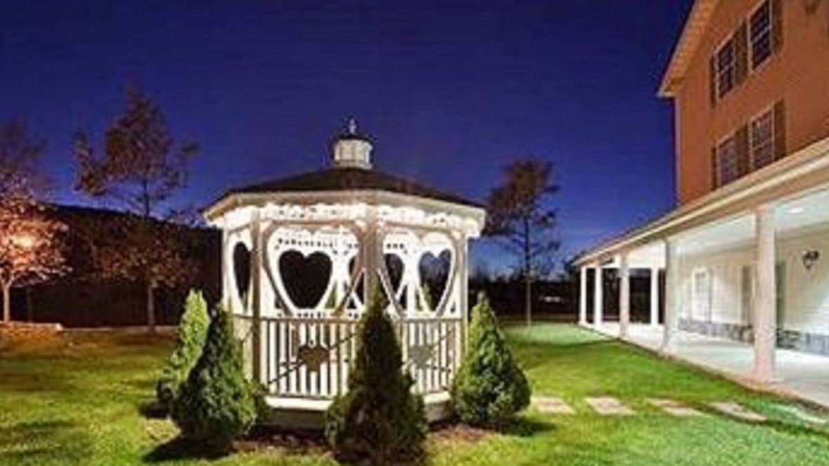Central Bridge Hotel | Quality Inn & Suites Schoharie near Howe Caverns