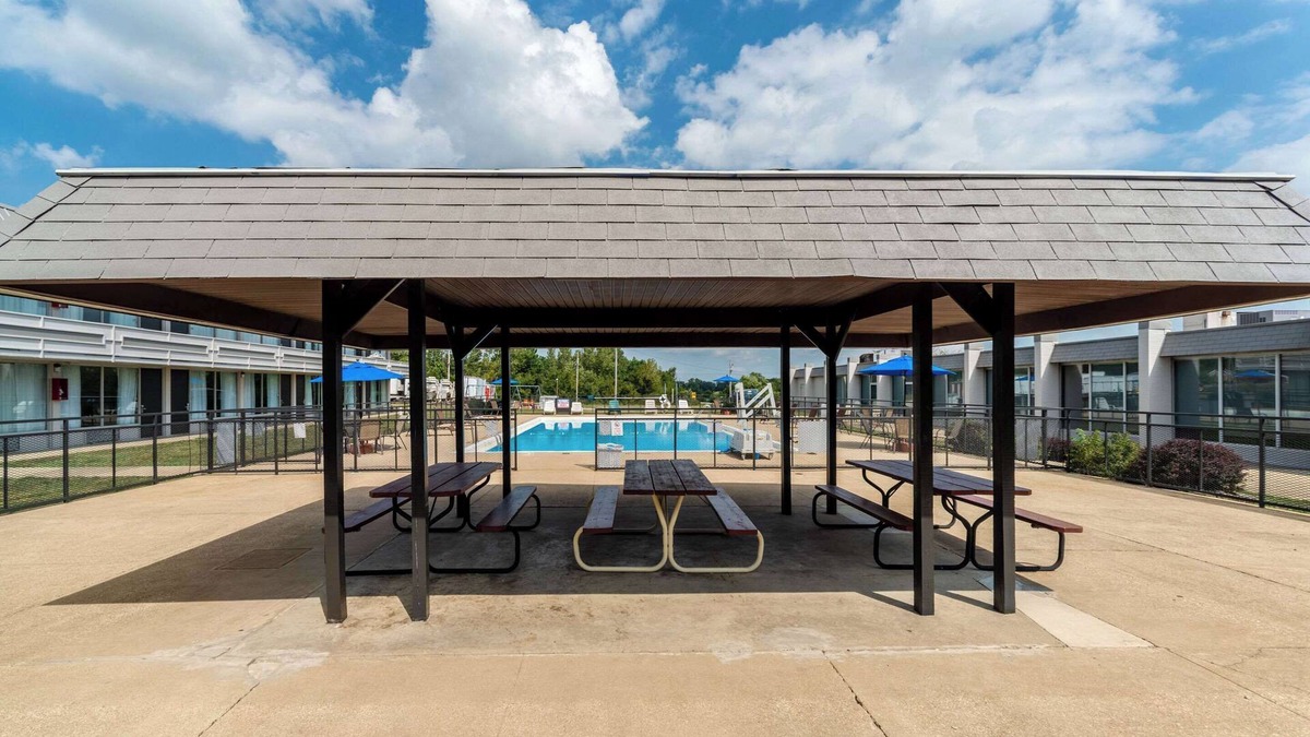 Vandalia Hotel | Quality Inn & Suites Vandalia near I-70 and Hwy 51