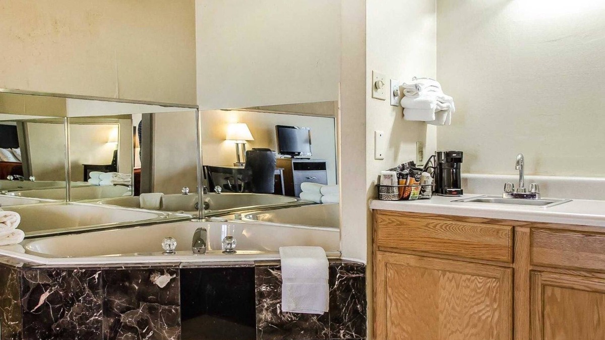 East York Hotel | Quality Inn & Suites York East