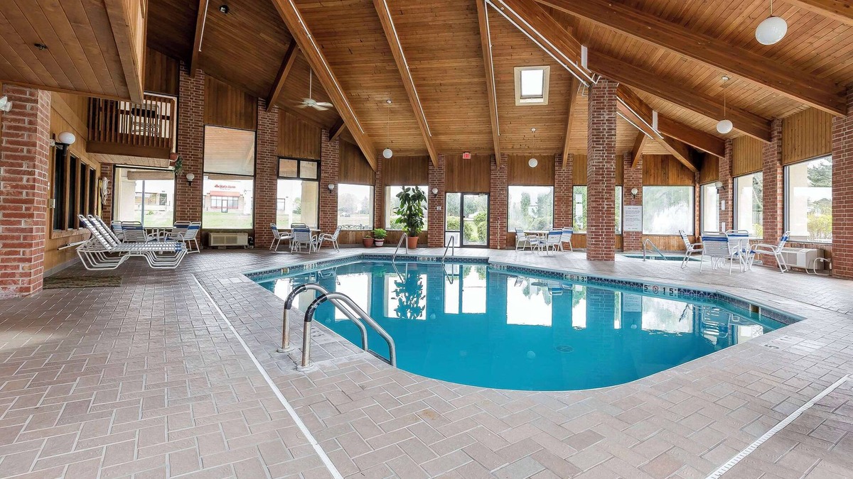 Sycamore Hotel | Quality Inn Sycamore - DeKalb
