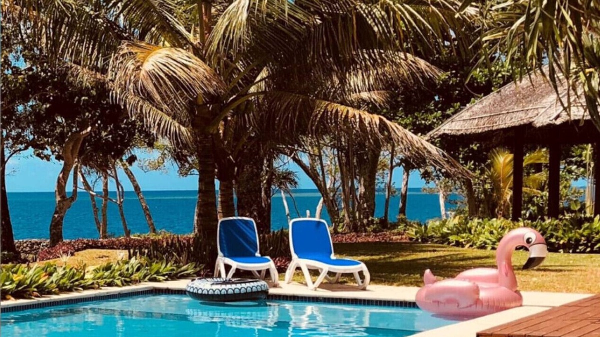 Mele House | Qualius Lodge - Mele Bay's 5 Bedroom WOW Property & Private Paradise by the Sea