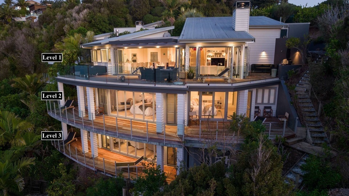 Russell Villa | Qualmark 5 Star Luxury Accommodation with stunning views over Long Beach