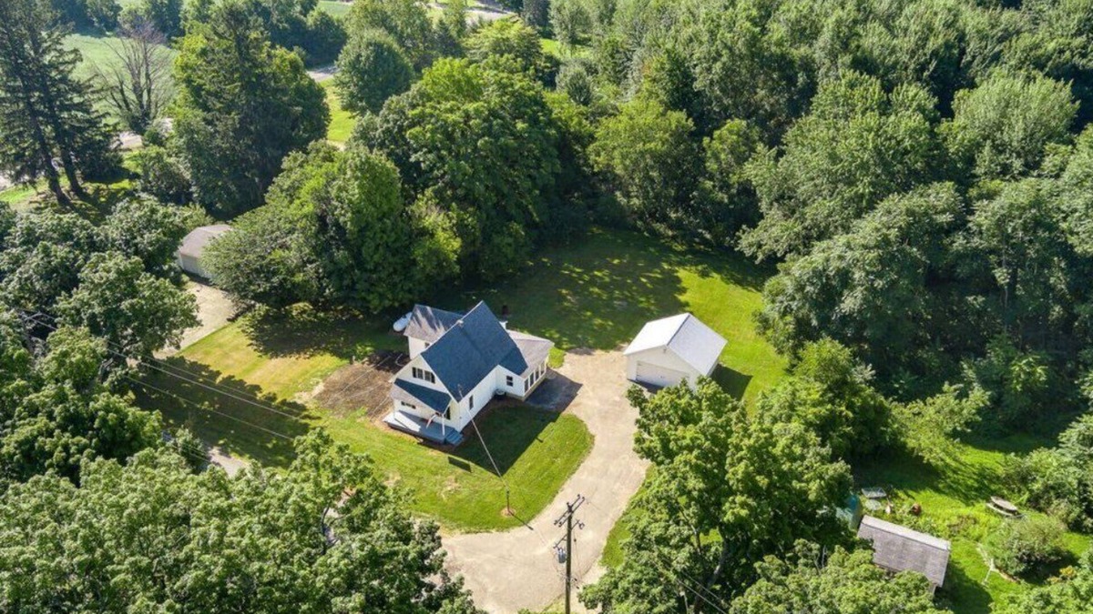 Geneva Township House | Quant, comfortable & clean home SUPER close to the Gingerman track & South Haven