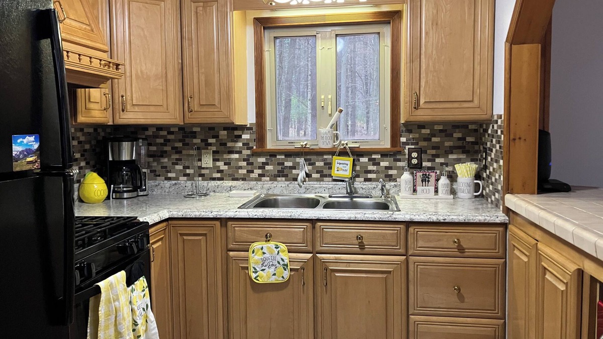 Town of Jerusalem Cottage | Quant Waterfront Home in Quiet Lake Community, Pet-friendly with hot tub