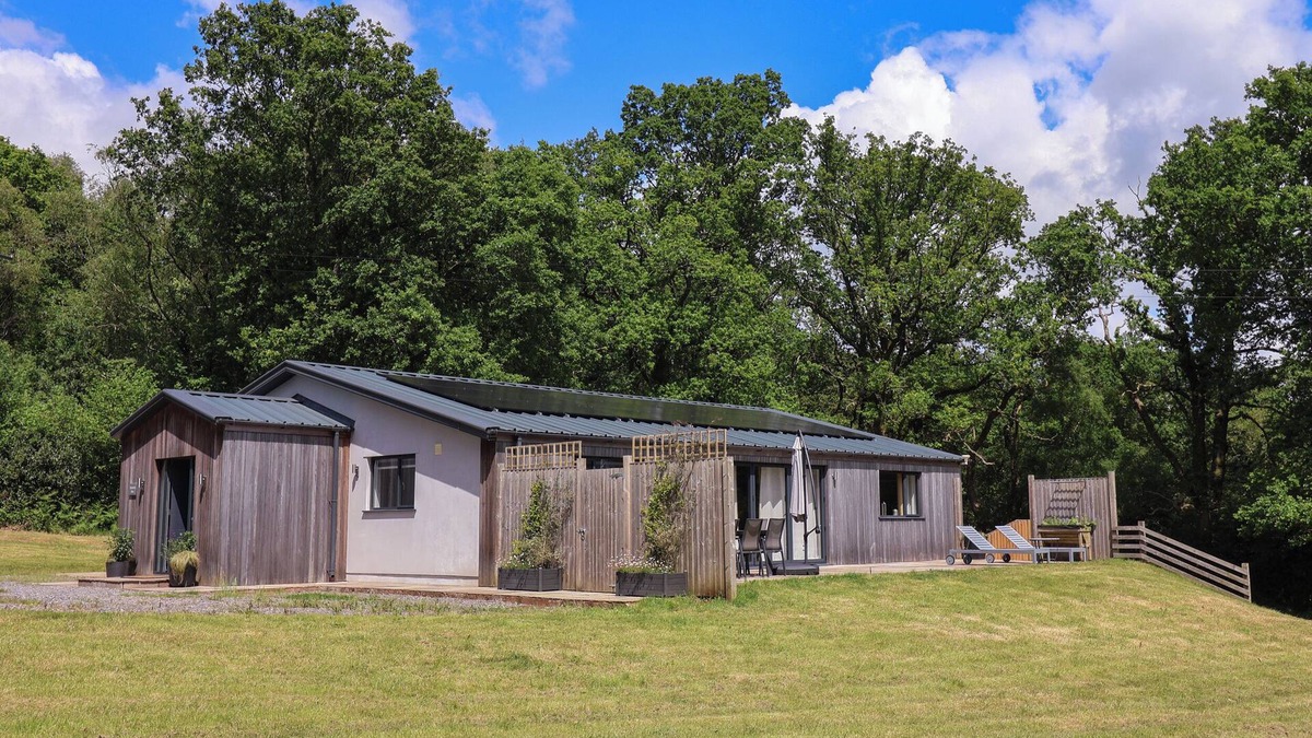 Honiton Cottage | QUANTOCK BARN, pet friendly, country holiday cottage in Honiton