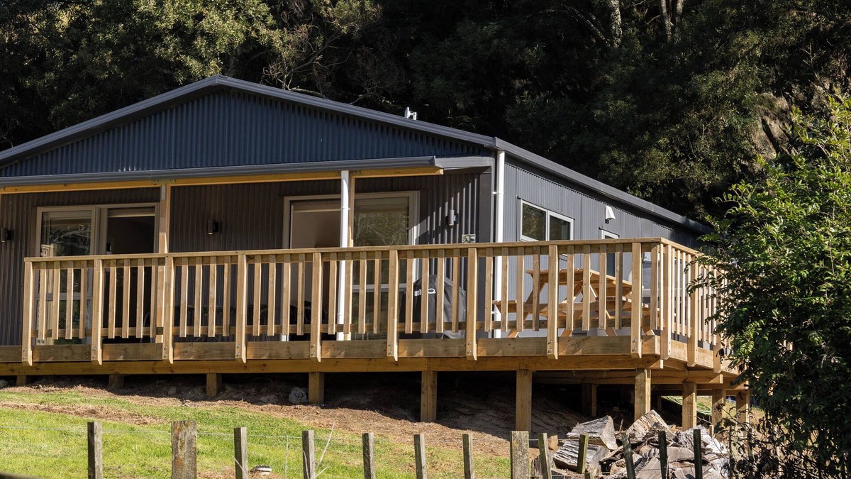 Raglan Cabin | QUARRY CABIN - spa, outside shower, new build, rural peaceful private setting
