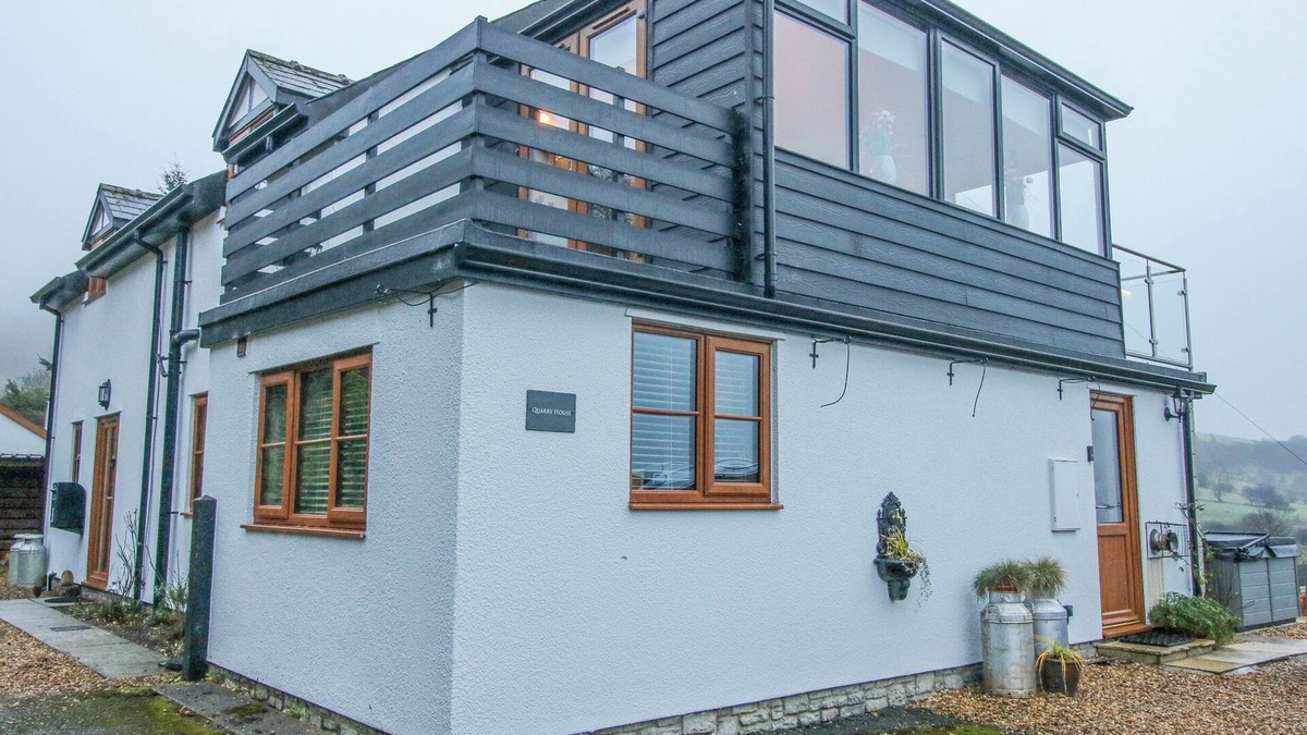 Montgomery House | QUARRY HOUSE, family friendly, with hot tub in Priest Weston