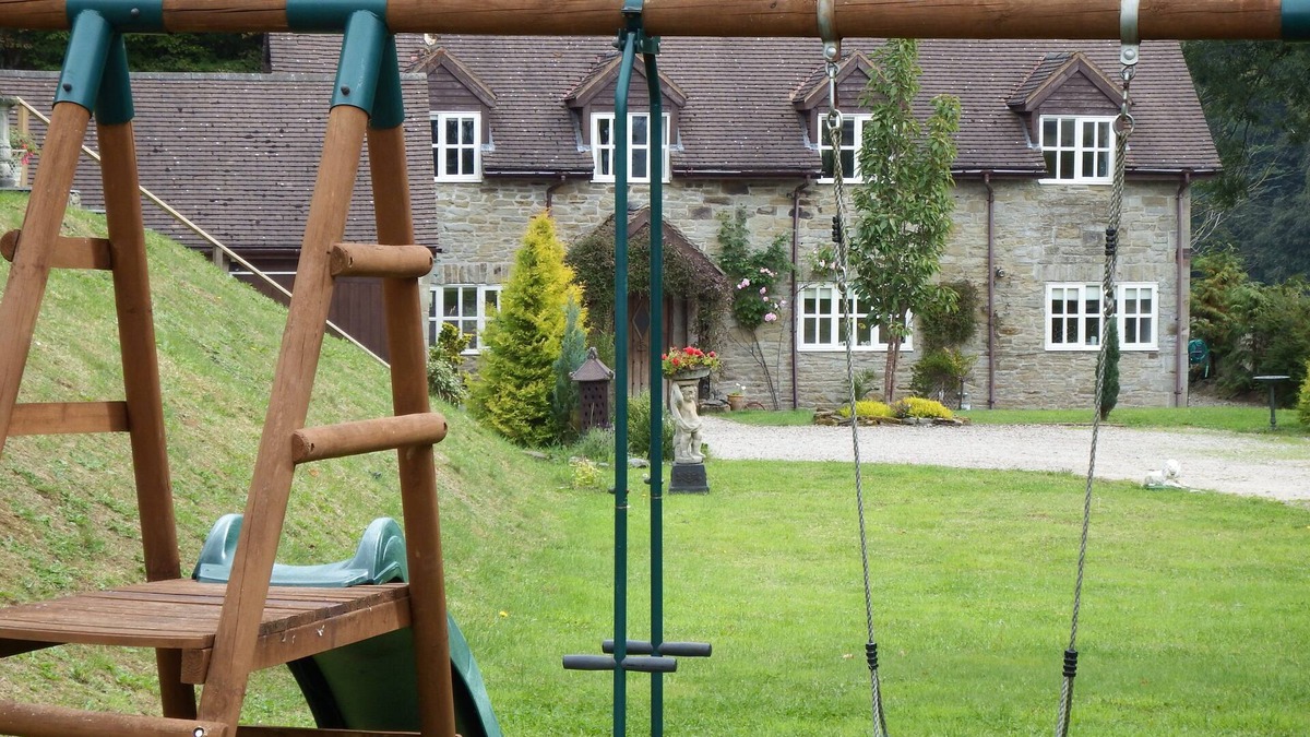Presteigne House | Quarry House, peaceful rural retreat, country farmhouse cottage, sleeps 8-12