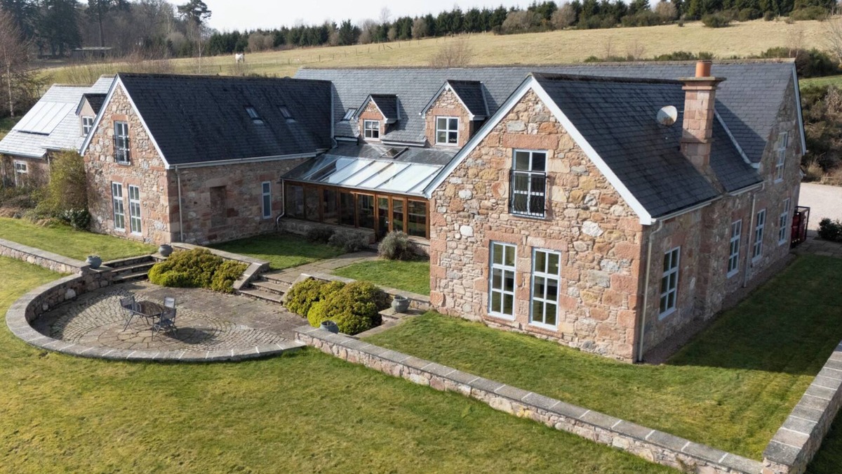 Munlochy Cottage | QUARRYFIELD, pet friendly, with hot tub in Inverness