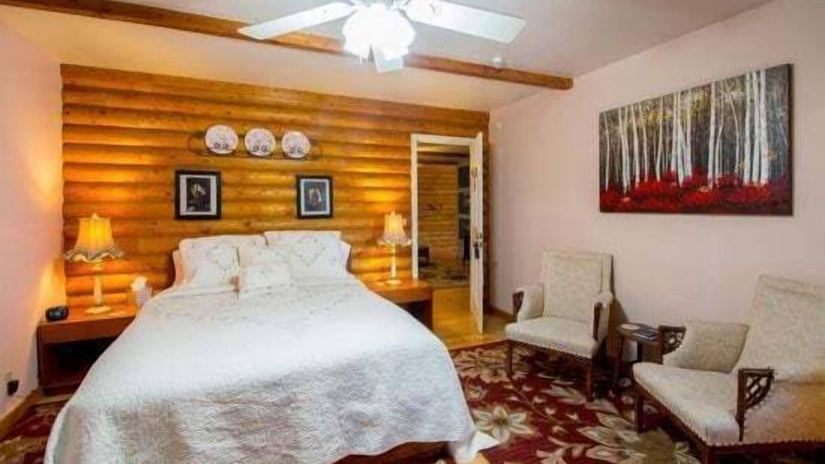 Williams Apartment | Quarter Horse Inn - Heather Room | Historic Inn | Fireplace | Walk to Downtown & Rail Station
