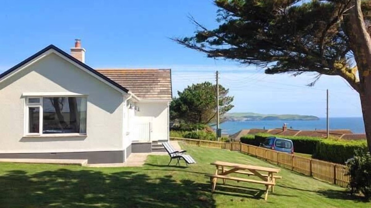 Bigbury-on-Sea Cottage | QUARTERDECK, pet friendly, country holiday cottage in Modbury