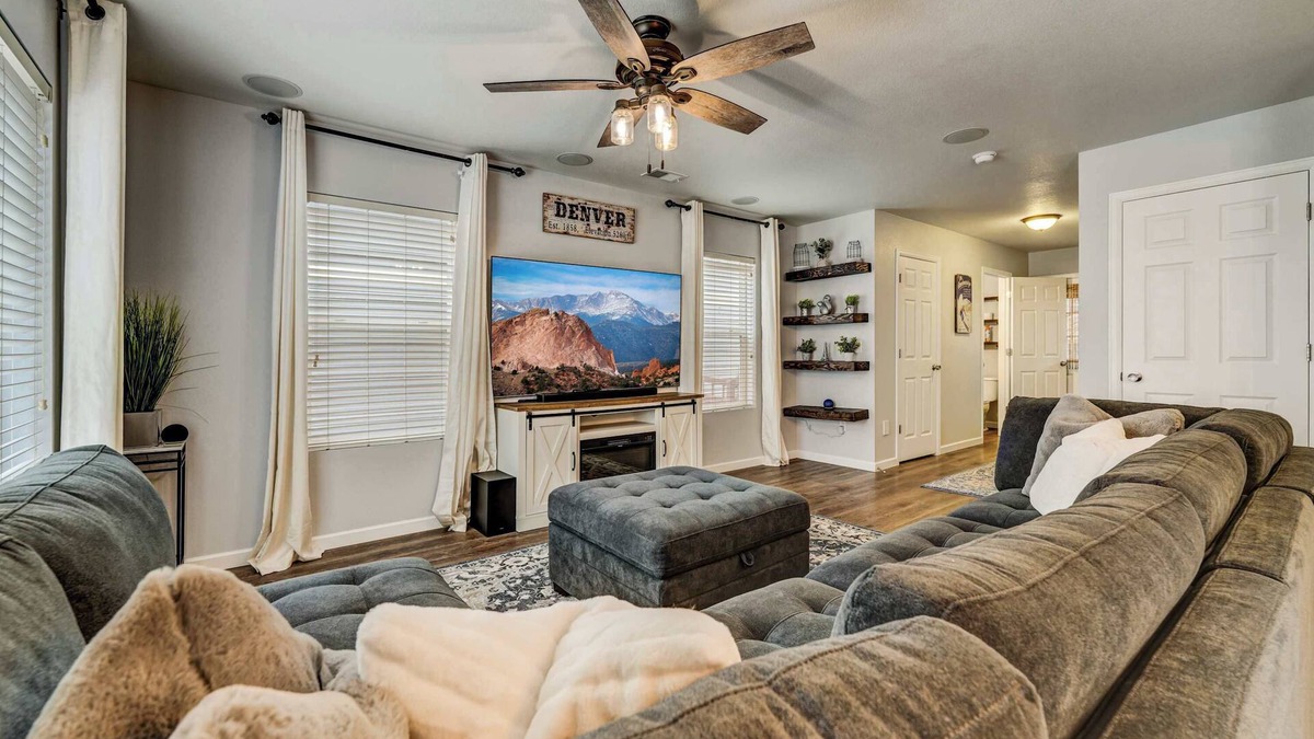 The Meadows House | Quartz Castle |Trails & Outlets,BBQ| Dog Friendly