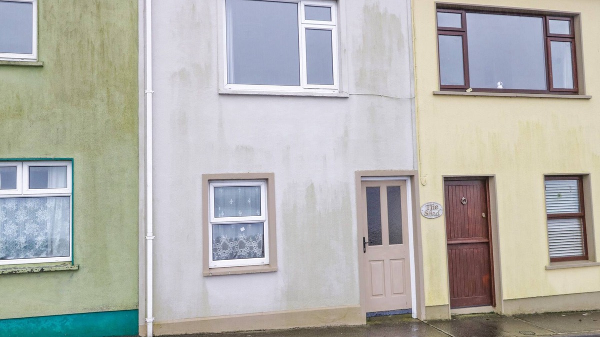 Inishnee Cottage | QUAYSIDE HOUSE, family friendly in Roundstone, County Galway