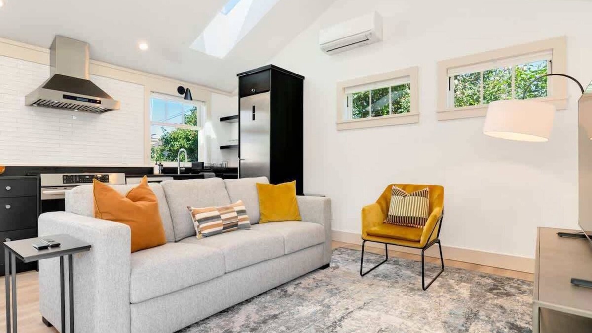 North Queen Anne House | Queen Anne 1BR DADU · Sleeps 4 · Private Entry + Full Kitchen