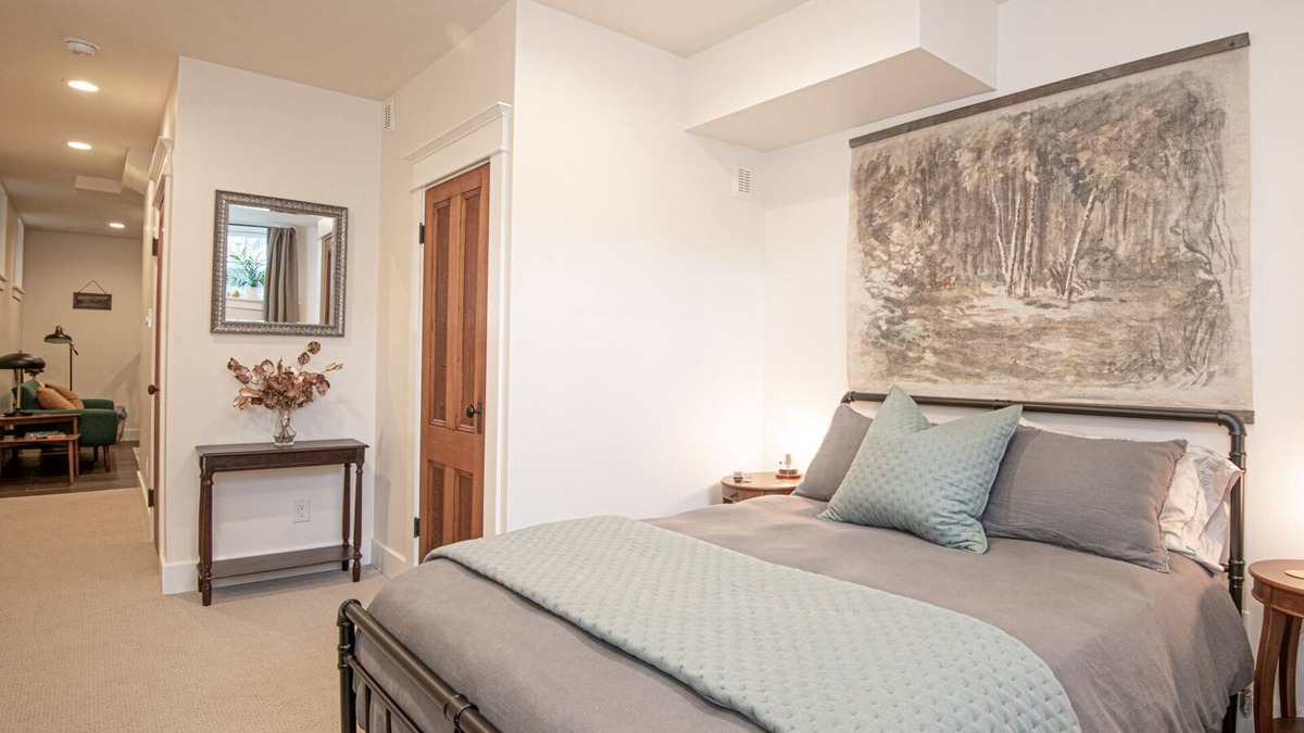 Alphabet Historic District Apartment | Queen Anne Guest Apt. In Historic District