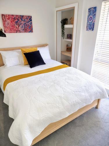 Quinns Rocks Apartment | Queen bed apartment- No sharing, your very own space