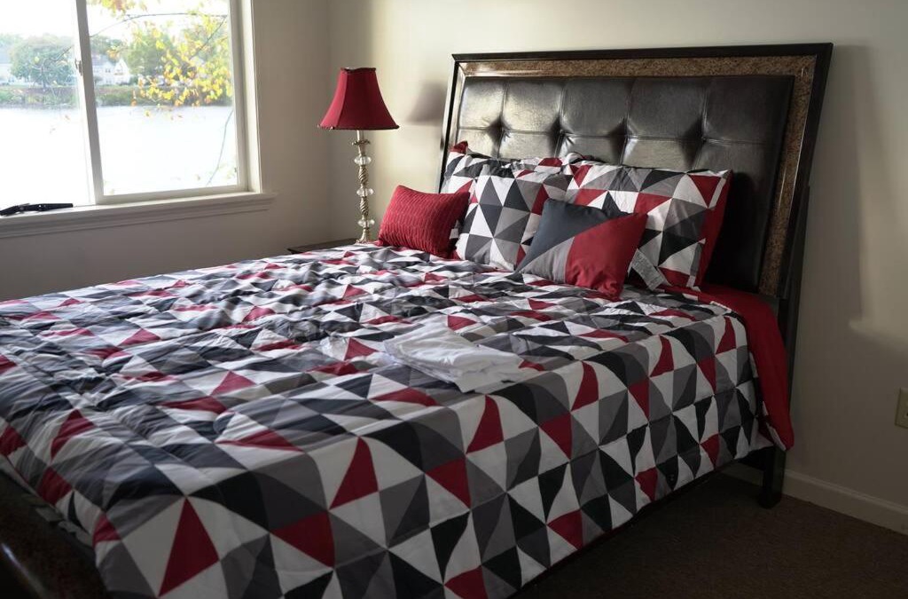 Newtonville Apartment | Queen Bed Beautiful Sunset w River view Fast WiFi