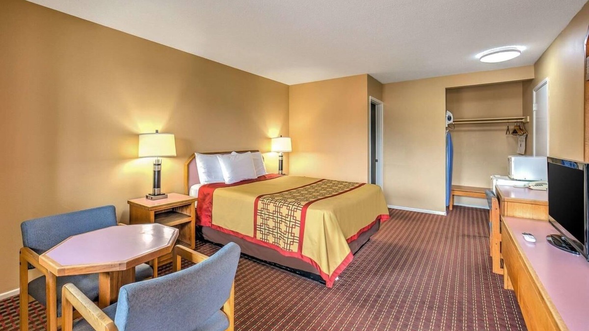 Ashland Hotel | Queen Bed Room, Scottish Inns Ashland, Right Off Interstate 5, Free Parking