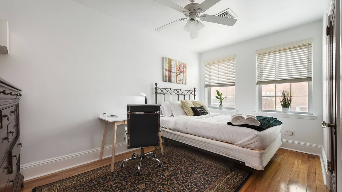 Bloomfield Apartment | Queen Bed-West Penn-Elevator-Parking-Wifi-Central Location