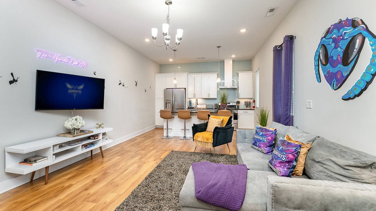 Third Ward House | Queen City's Nest Uptown | Hornets Vibes | Bold Design & City Views | Walk to All Uptown Attractions