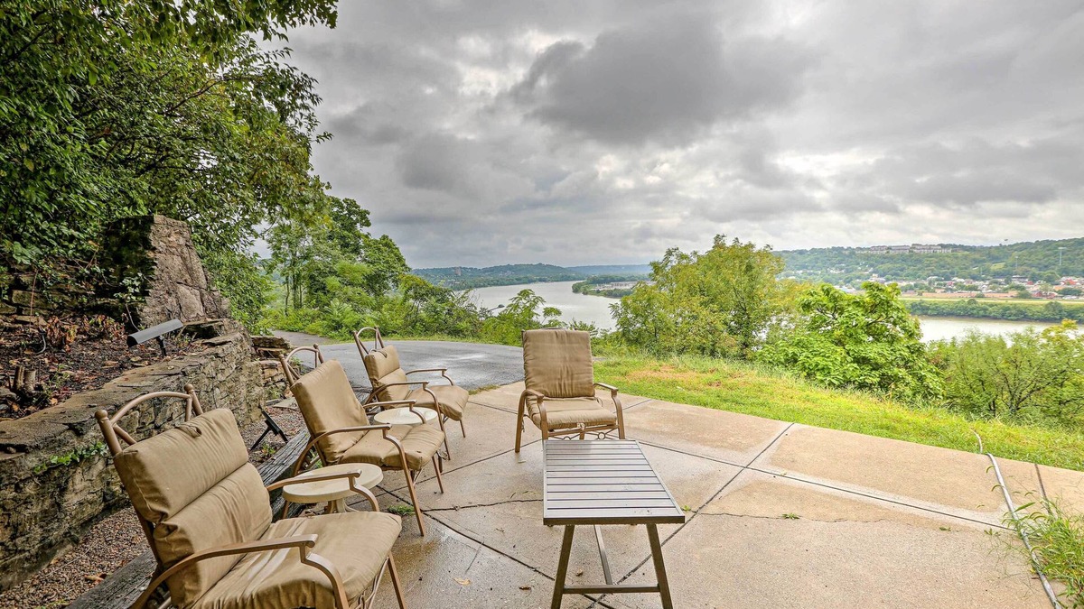 East Walnut HIlls House | Queen City Sanctuary w/Views, 3 Mi to Downtown!