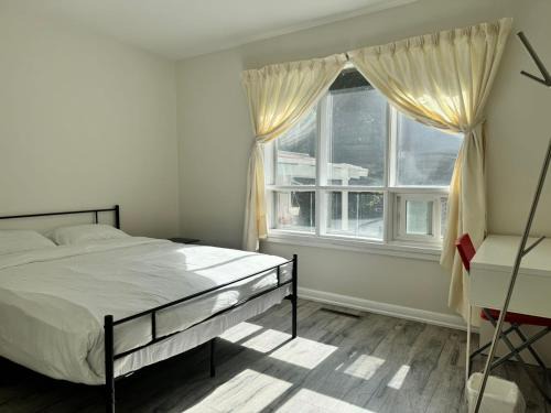 Newtonbrook House | Queen Comfort Close to Finch Station & Shopping