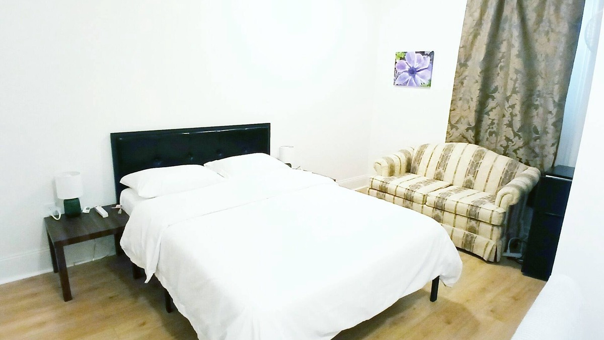 New London Hotel | Queen, exclusive Bath, Free Wi-Fi, Self check in