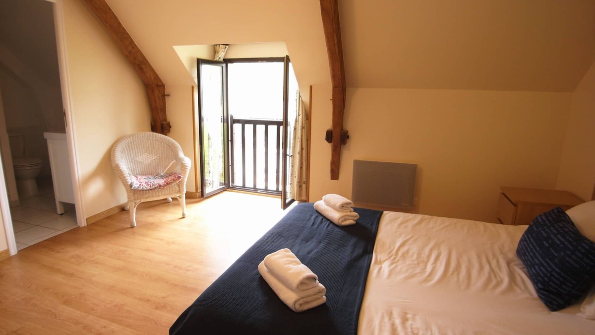 Les Champs-Geraux House | Queen-Family-Private Bathroom-Courtyard view