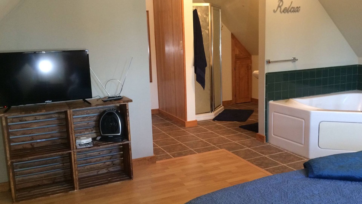 Emmetsburg House | Queen Marie Suite