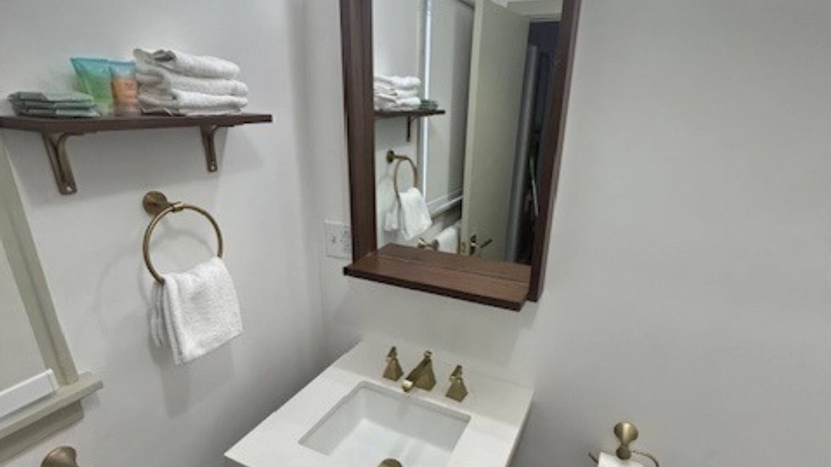 Watkins Glen House | Queen Motel Room - NQM