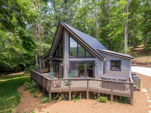 West Jefferson House | Queen Ridge Cabin