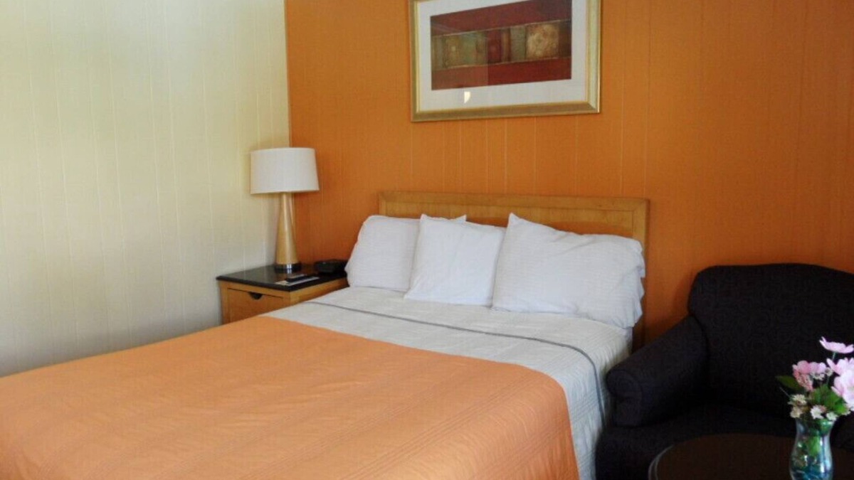 Lake George Hotel | QUEEN ROOM IN LAKE GEORGE-2
