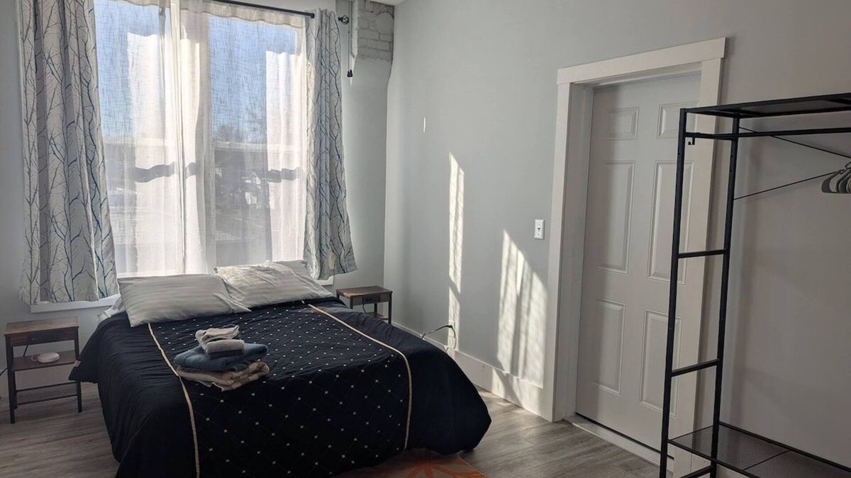 Robinson Apartment | Queen Room with Free Laundry