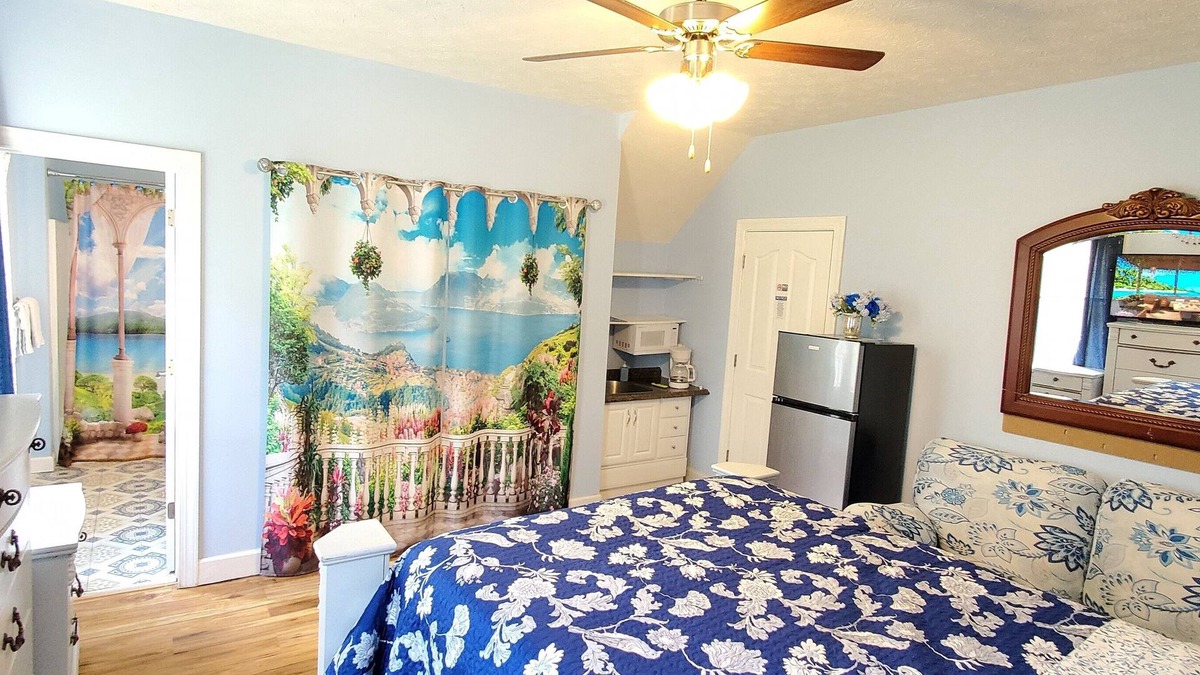 Hampton Apartment | Queen Ruby Studio Suite, Kitchenette, Private bath, desk. Pets welocw