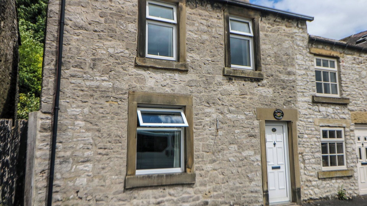 Tideswell Cottage | QUEEN'S COTTAGE, with open fire in Tideswell
