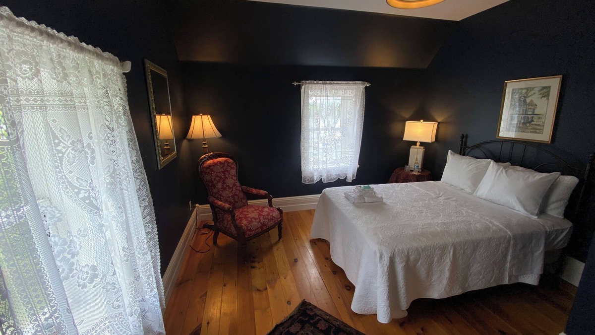 Manitoulin District House | Queen's Inn-Gore Bay, Manitoulin Island - The world's largest fresh water island