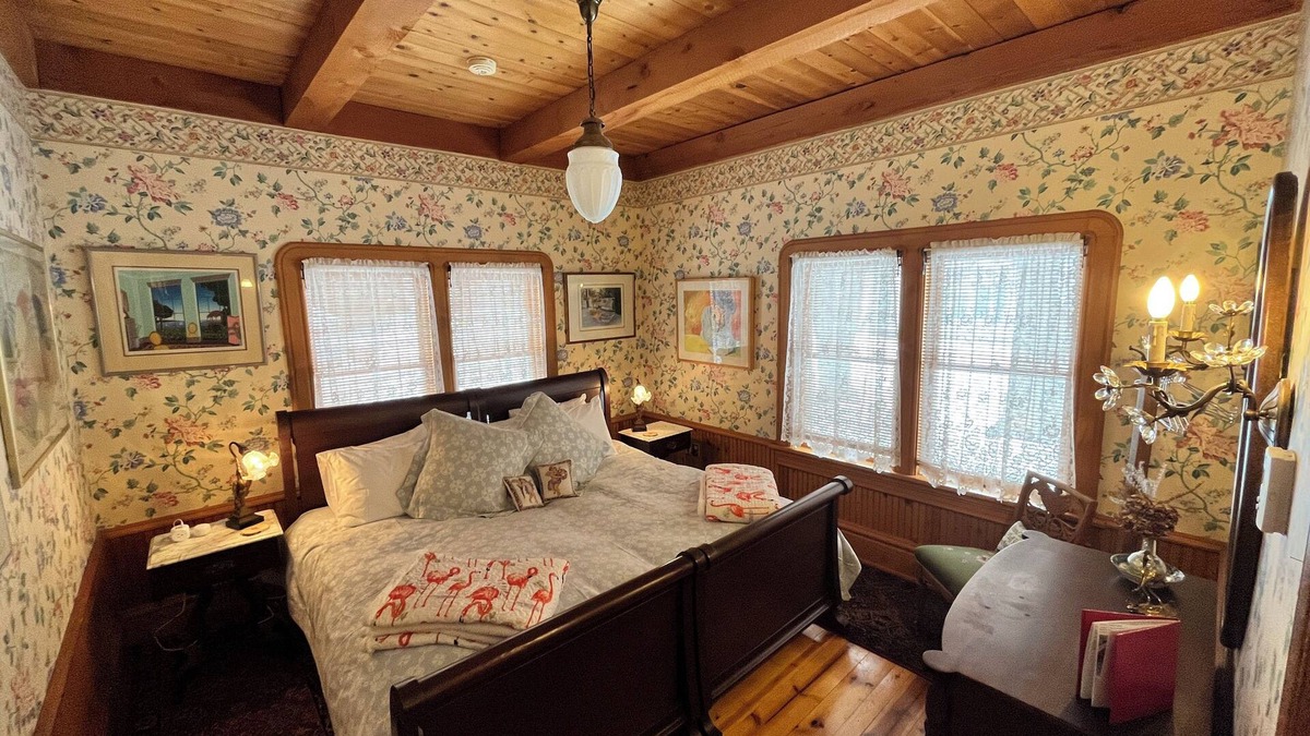 Bayfield Bed & Breakfast | Queen's View B&B- Bill's West, Lake Views, Sauna, Pool, Garden, Bayfield, WI