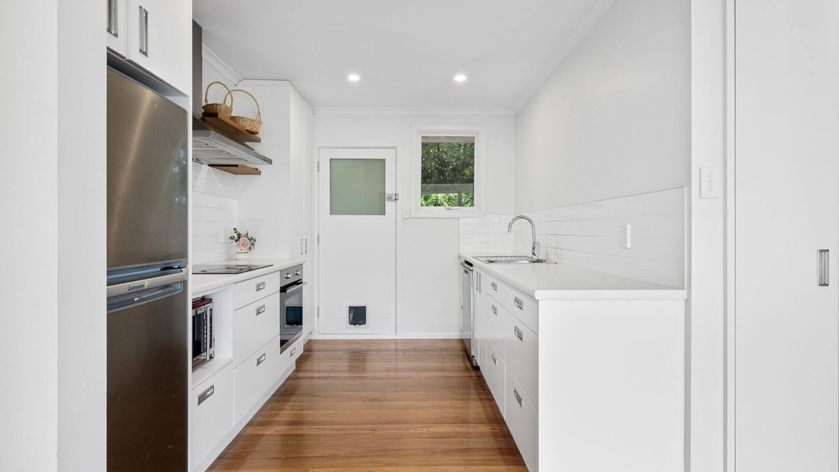 Riccarton House | Queen Size Bedroom Near Hagley Park sharing kitchen & Bathroom with host & guest