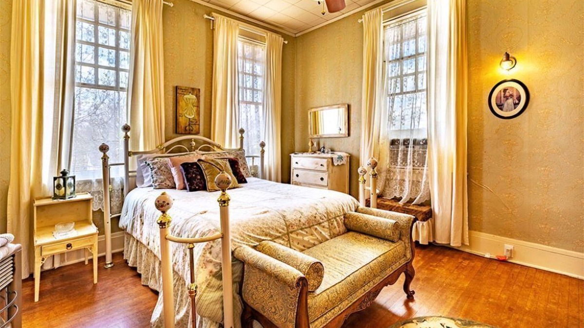 Gainesville Bed & Breakfast | Queen Size Suite with a shared Hallway Bath