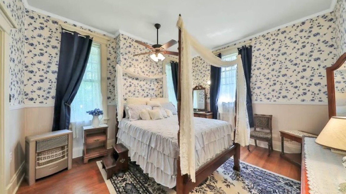 Gainesville Bed & Breakfast | Queen Size Suite with a shared Hallway Bath
