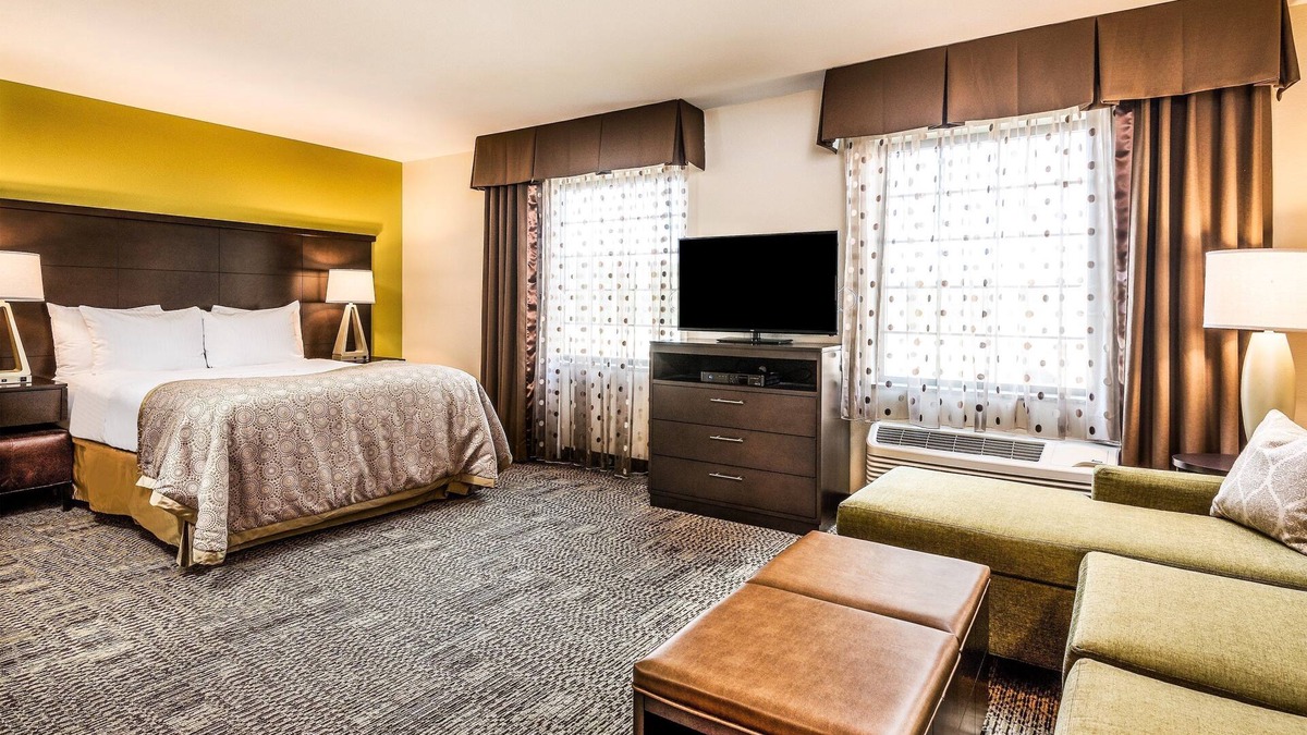 Altoona Apartment | Queen Studio | Free Breakfast, Free Wi-Fi, Indoor Pool and Hot Tub